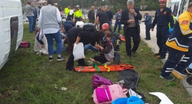 Öğrencileri taşıyan minibüs ile tır çarpıştı: 13 yaralı