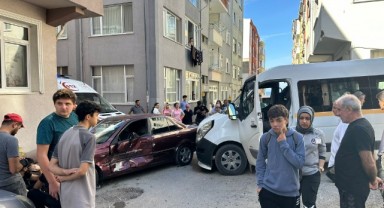 Okul servisi ile otomobil çarpıştı: 7 öğrenci yaralandı