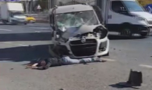 Otomobil aydınlatma direğine çarptı: 1 yaralı