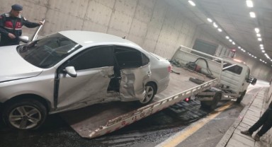 Otomobil bariyerlere çarptı: 1 yaralı