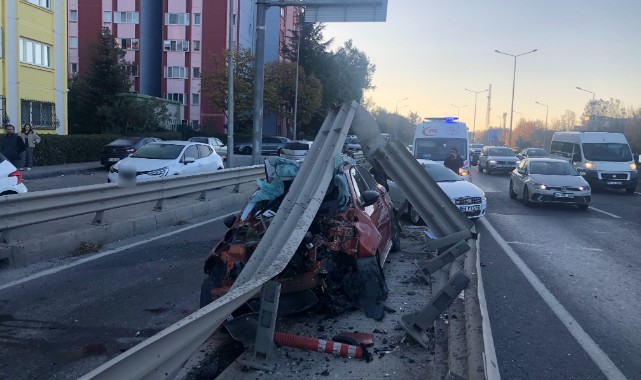 Otomobil bariyerlere ok gibi saplandı
