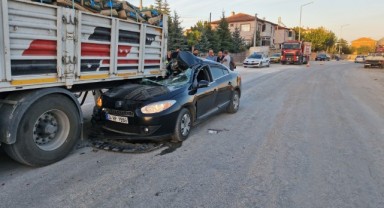 Otomobil çimento yüklü tırın altına girdi: 1'i ağır 4 yaralı