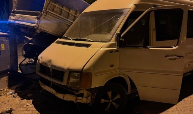 Otomobil ile kamyonet kafa kafaya çarpıştı: 4 yaralı