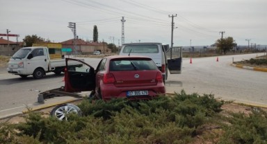 Otomobil ile minibüs çarpıştı: 2 yaralı