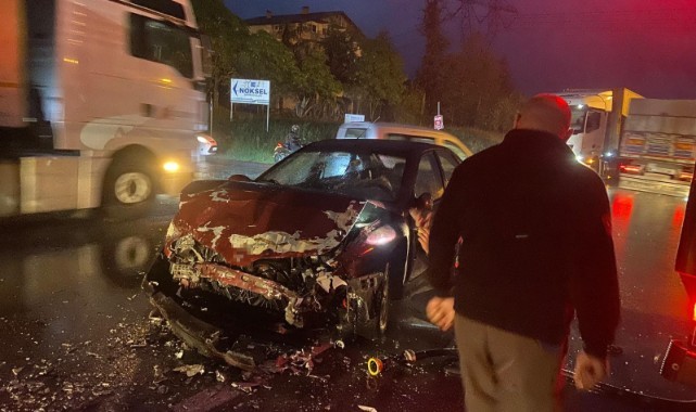 Otomobil ile servis midibüsü çarpıştı: 4 yaralı