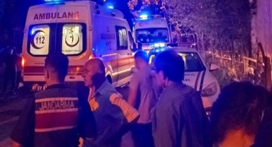 Otomobil istinat duvarına çarptı: 3 yaralı