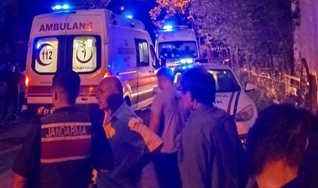 Otomobil istinat duvarına çarptı: 3 yaralı