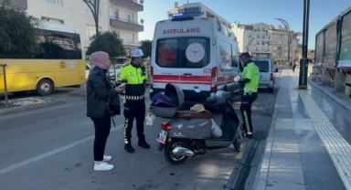 Otomobil motosiklete çarpıp kaçtı: 2 kadın yaralandı