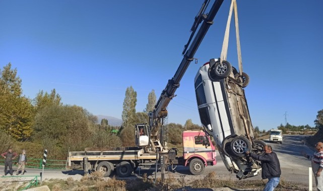 Otomobil sulama kanalına uçtu: 3 yaralı