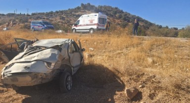 Otomobil takla atarak şarampole yuvarlandı: 3 yaralı