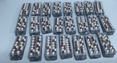 Otomobilde çok sayıda sentetik ecza ele geçirdi: 4 gözaltı