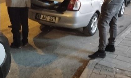 Otomobilin çarptığı motosiklet kamyonetin altına girdi: 2 yaralı