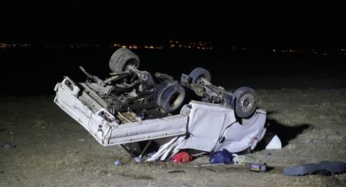 Otomobille çarpışan kamyonet ters döndü: 5 yaralı