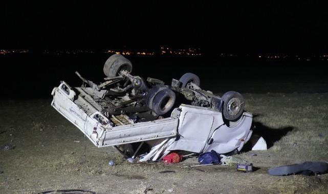 Otomobille çarpışan kamyonet ters döndü: 5 yaralı