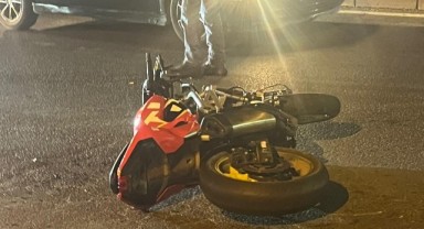 Otomobille çarpışan motosikletteki 2 şahıs yaralandı
