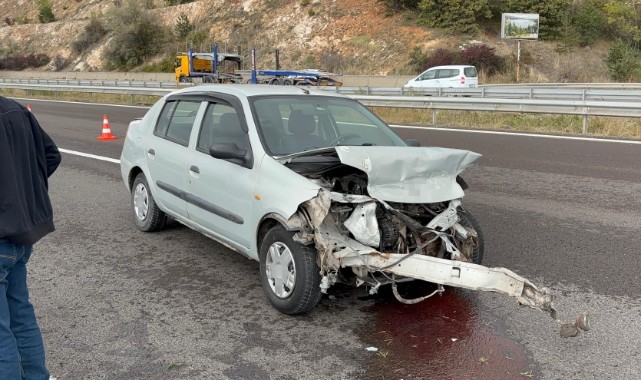Otoyolda bariyerlere çarparak 30 metre sürüklendi