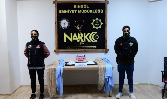 Perdeye zulalanmış vaziyette uyuşturucu ele geçirildi