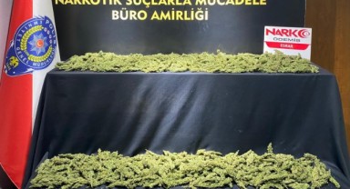 Polisin durdurduğu araçtan 2 kilo esrar çıktı