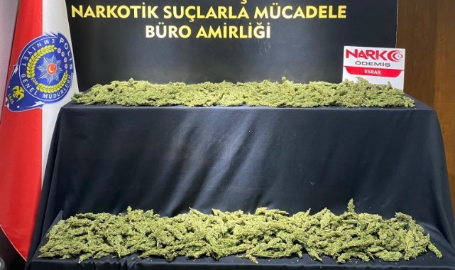 Polisin durdurduğu araçtan 2 kilo esrar çıktı