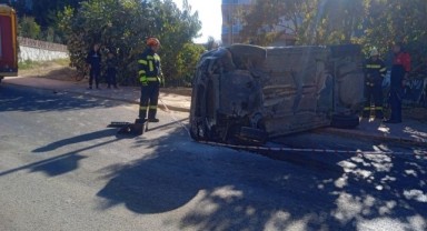 Refüje çarpan otomobil yan yattı; 2 yaralı