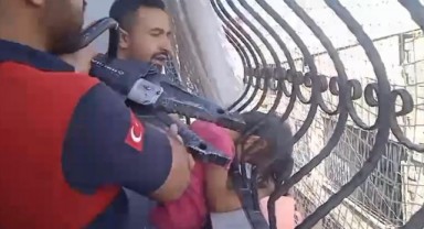 Şanlıurfa’da kafasını demir korkuluğa sıkıştıran çocuk kurtarıldı!