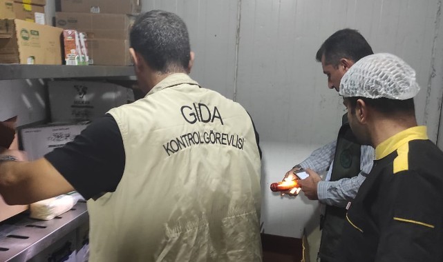 Şanlıurfa’da mide bulandıran işletmede tarihi geçmiş tavuk ve fare pisliği bulundu