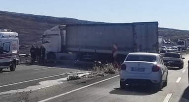 Şanlıurfa’da tır karşı şeride geçti! Yaralılar var