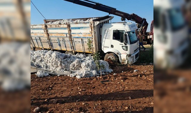 Şanlıurfa’nın ilçesinde pamuk yüklü kamyon devrildi