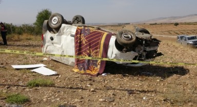 Şanlıurfa'nın yanı başında hafif ticari araç ile otomobil çarpıştı: 1 ölü, 1 yaralı