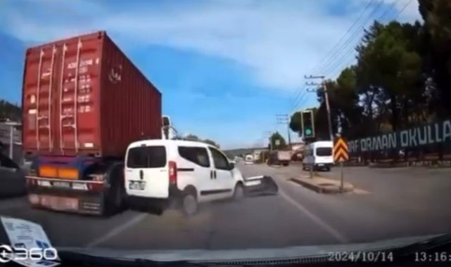 Şerit değiştiren ticari araca çarpan tır yan yattı