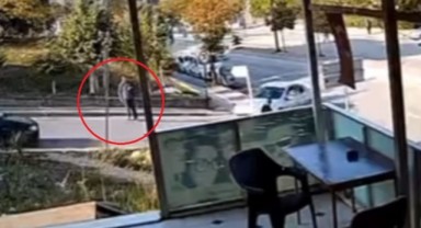 Sürücü fenalaştı araç, önce yayaya sonra otomobile çarptı