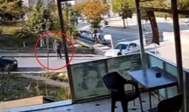 Sürücü fenalaştı araç, önce yayaya sonra otomobile çarptı