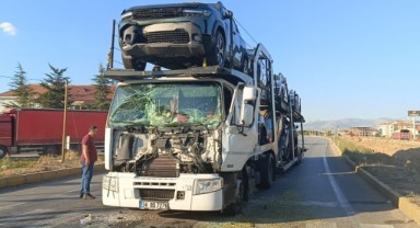 SUV araçları taşıyan tır önündeki tıra çarptı: 2 yaralı