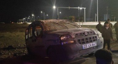 Takla atan otomobil tarlaya uçtu: 3 yaralı