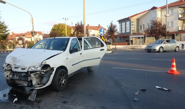 Tavşanlı'da iki otomobil çarpıştı: 3 yaralı