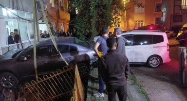 Ticari araç park halindeki otomobile çarptı: 2 yaralı