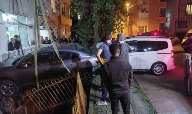 Ticari araç park halindeki otomobile çarptı: 2 yaralı