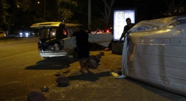 Ticari taksi ile minibüs çarpıştı, ortalık savaş alanına döndü