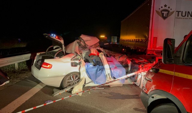 Tıra çarpan otomobil kağıt gibi ezildi, 2 kişi hayatını kaybetti