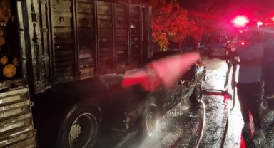 Tomruk yüklü tıra çarpan otomobil alev alev yandı: 1 ağır yaralı