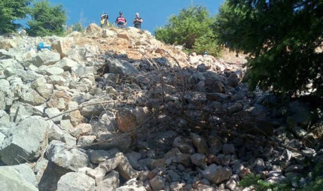 Tuvalet için yol kenarında durdu, 40 metrelik uçuruma yuvarlandı