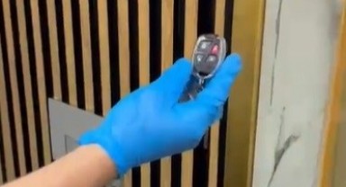 Uyuşturucu satıcısı, tuvaletin arkasındaki sığınakta saklanırken yakalandı