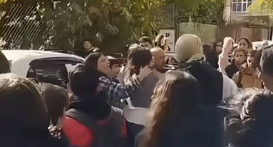 Veliler öğrencilerin önünde saç saça baş başa kavga etti