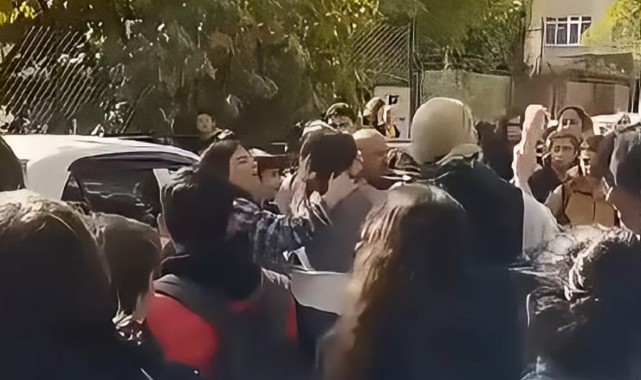 Veliler öğrencilerin önünde saç saça baş başa kavga etti