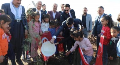 Viranşehir'de hediyesini alan ağaç dikti