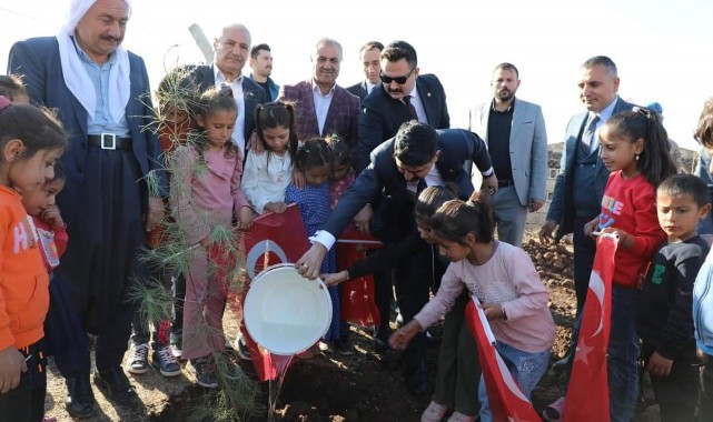 Viranşehir'de hediyesini alan ağaç dikti