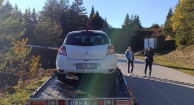 Yedigöller yolunda otomobil, ağaçlık alana uçtu: 2 yaralı