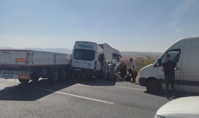 Yolcu minibüsü tıra çarptı! Yaralılar var