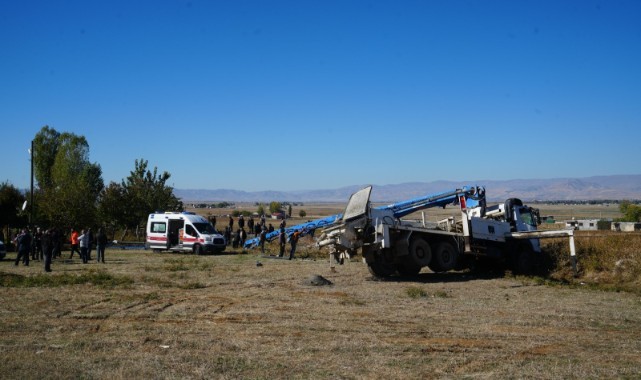 Yolcu treni beton pompasına çarptı; 1 ölü, 2 yaralı