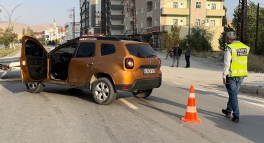 Yolun karşısına geçmek isteyen kıza araba çarptı